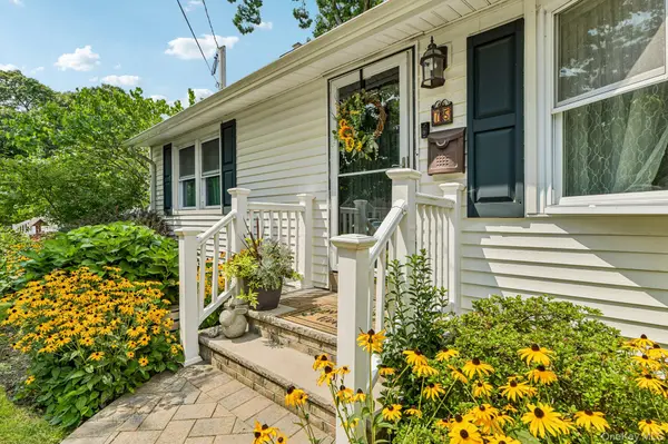 75 Hale RD, North Babylon, NY 11703