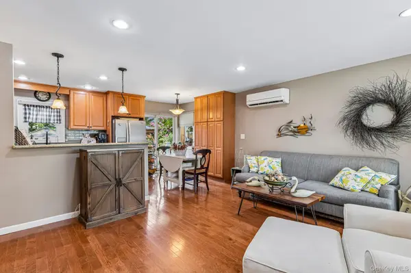 75 Hale RD, North Babylon, NY 11703