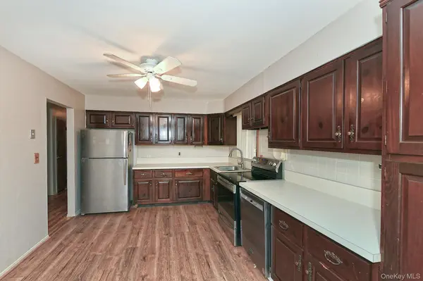 195 Mohawk ST, Ronkonkoma, NY 11779