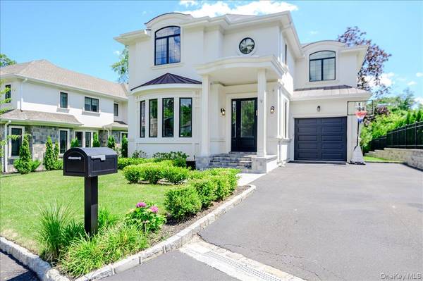 9 Greenway TER, Great Neck, NY 11024