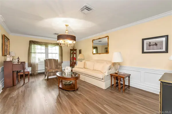 2 Sandpiper LN, Northport, NY 11768