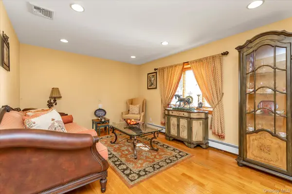 2 East CT, Bethpage, NY 11714