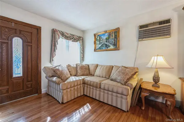 16 Devon ST, Lynbrook, NY 11563