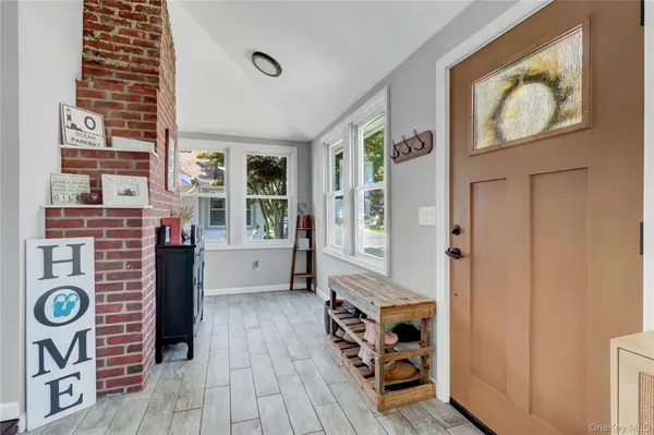 239 S 2nd ST, Lindenhurst, NY 11757