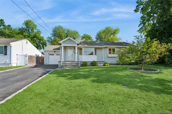 305 Glynn ST, North Babylon, NY 11703