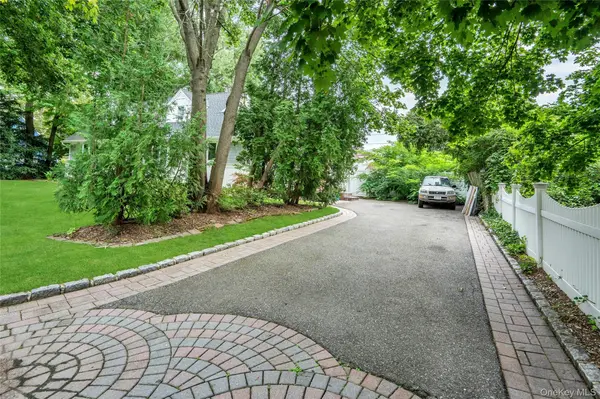27 Middle DR, Huntington, NY 11743