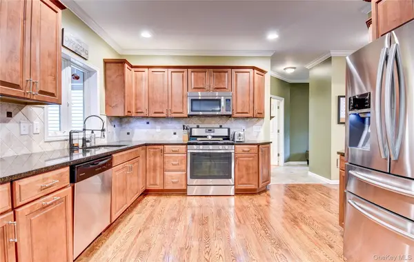 28 Hickory LN, Westtown, NY 10998