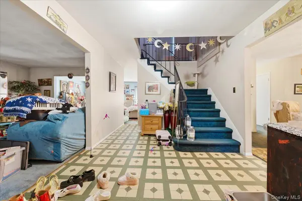 7 Apple Blossom LN, Patchogue, NY 11772