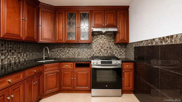 143-18 84th AVE, Briarwood, NY 11435
