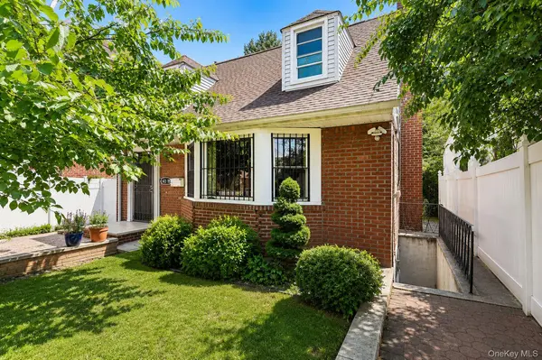 143-18 84th AVE, Briarwood, NY 11435