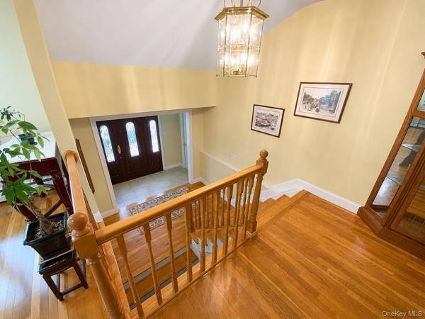377 Old Courthouse RD, Manhasset Hills, NY 11040