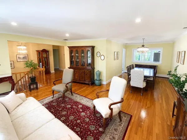 377 Old Courthouse RD, Manhasset Hills, NY 11040