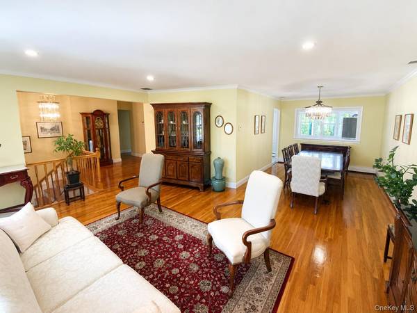 377 Old Courthouse RD, Manhasset Hills, NY 11040