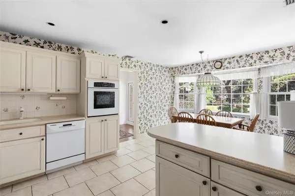 315 Laurel LN, Laurel Hollow, NY 11791