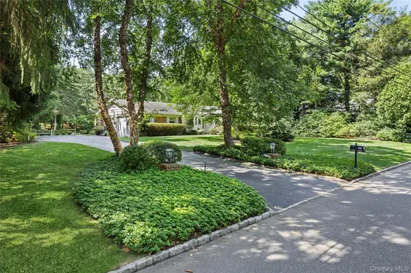315 Laurel LN, Laurel Hollow, NY 11791