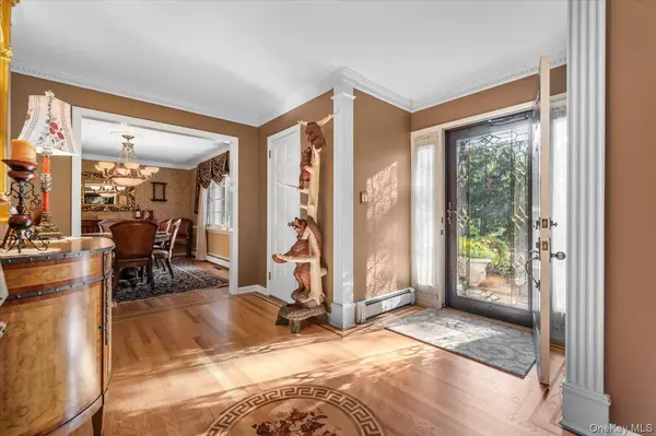96 Plainview RD, Woodbury, NY 11797