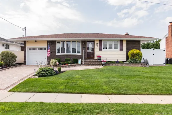 34 1st AVE, Farmingdale, NY 11735