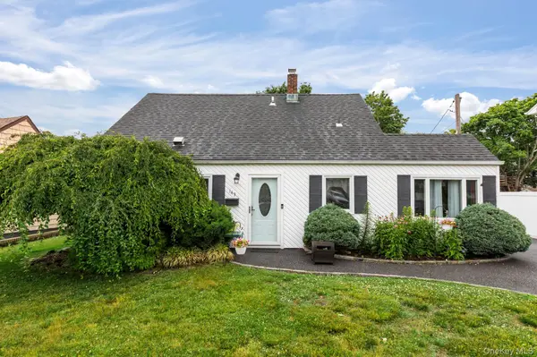 149 Coach LN, Levittown, NY 11756