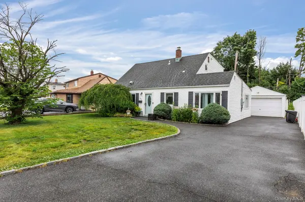 149 Coach LN, Levittown, NY 11756