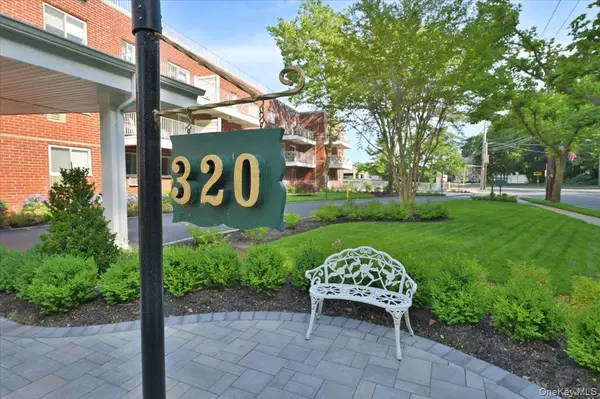 320 E Shore RD #11C, Great Neck, NY 11023