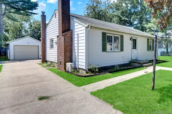 100 Lincoln DR, Mastic Beach, NY 11951