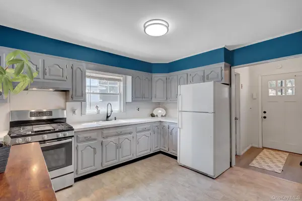 100 Lincoln DR, Mastic Beach, NY 11951