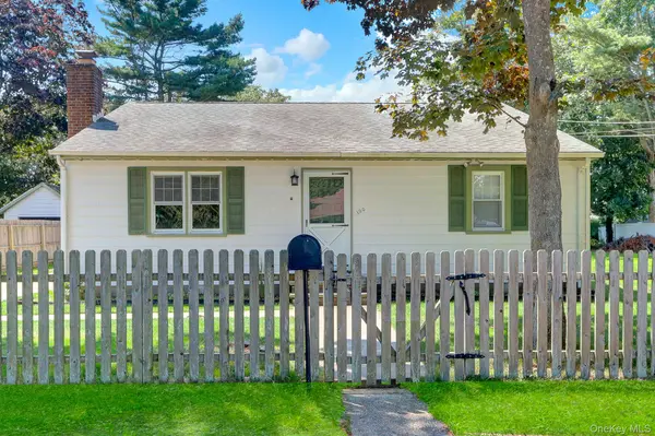 100 Lincoln DR, Mastic Beach, NY 11951