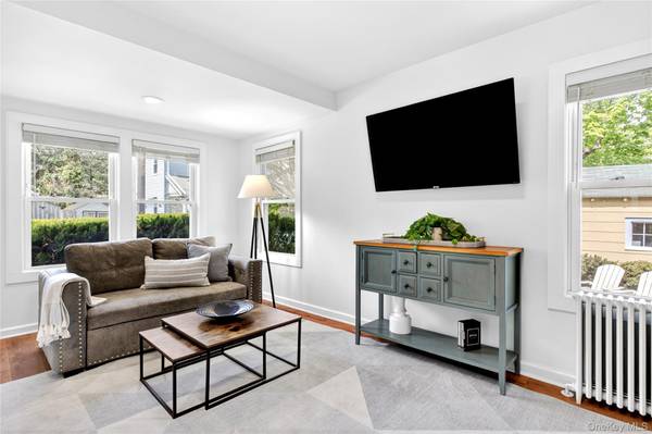 12 Smull PL, Port Washington, NY 11050