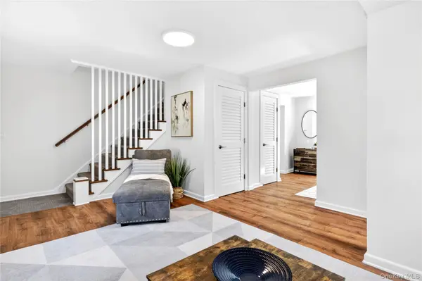 12 Smull PL, Port Washington, NY 11050