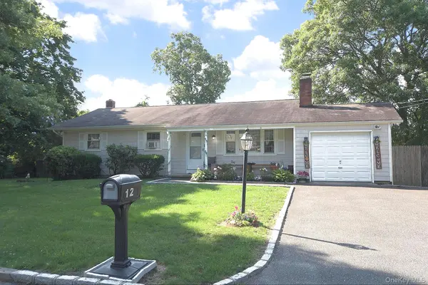 12 Acorn ST, Ronkonkoma, NY 11779