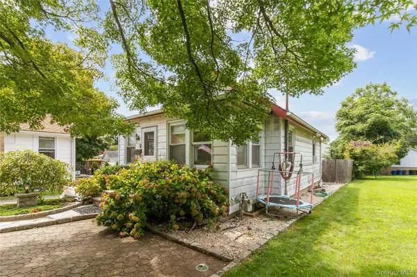 44 Perry AVE, Bayville, NY 11709