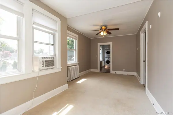 44 Perry AVE, Bayville, NY 11709