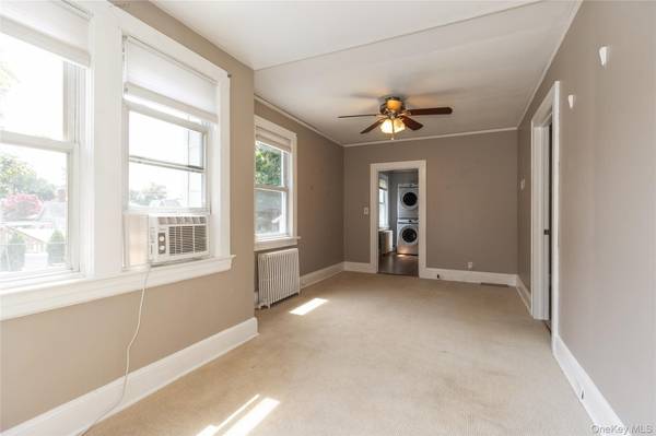 44 Perry AVE, Bayville, NY 11709