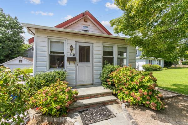 44 Perry AVE, Bayville, NY 11709