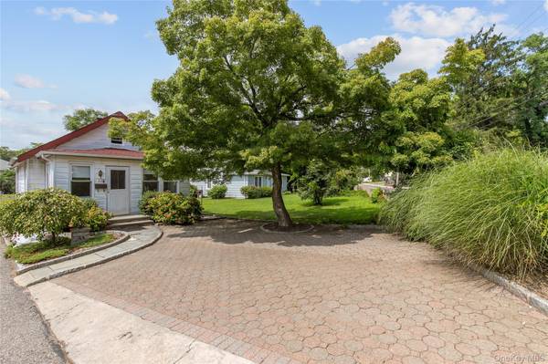 44 Perry AVE, Bayville, NY 11709