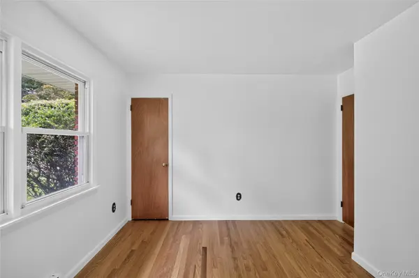 3 Greenwood LN, White Plains, NY 10607