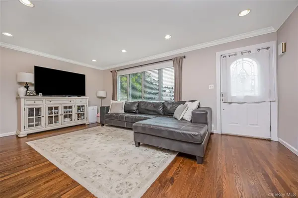 911 Harlane CIR, North Bellmore, NY 11710