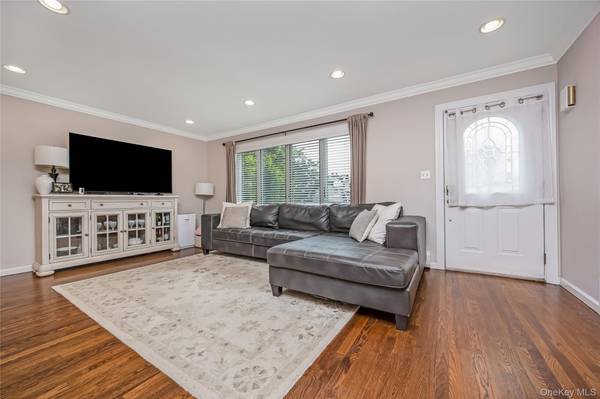 911 Harlane CIR, North Bellmore, NY 11710