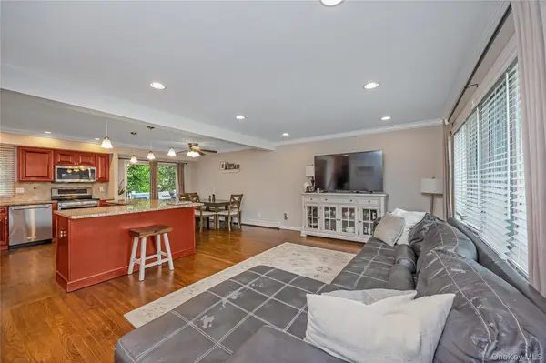 911 Harlane CIR, North Bellmore, NY 11710