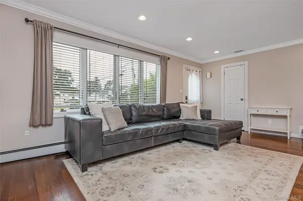 911 Harlane CIR, North Bellmore, NY 11710