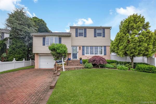 911 Harlane CIR, North Bellmore, NY 11710