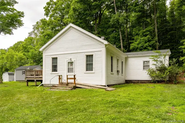 357 Pumpkin LN, Clinton Corners, NY 12514
