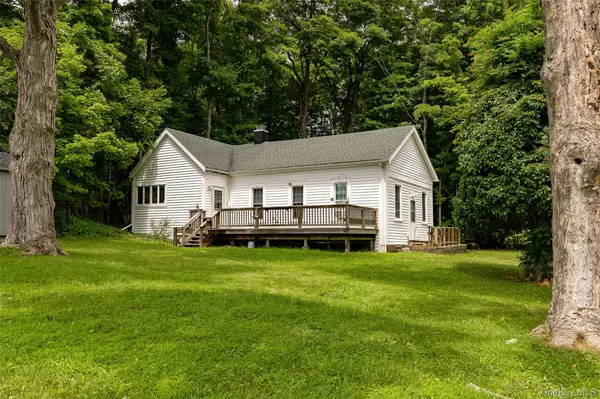 357 Pumpkin LN, Clinton Corners, NY 12514