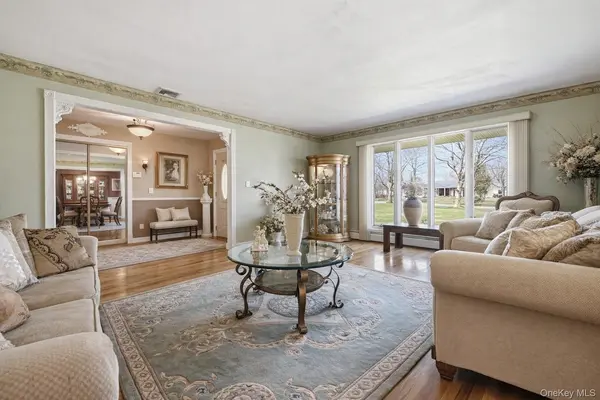 8 Penn DR, Dix Hills, NY 11746