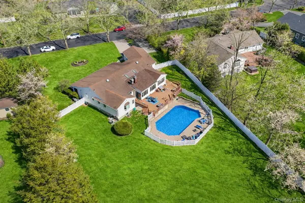 8 Penn DR, Dix Hills, NY 11746