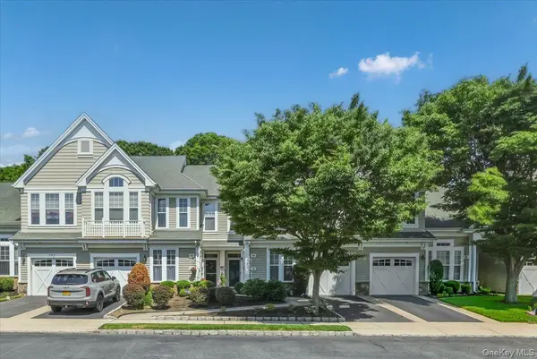 189 Symphony DR, Lake Grove, NY 11755