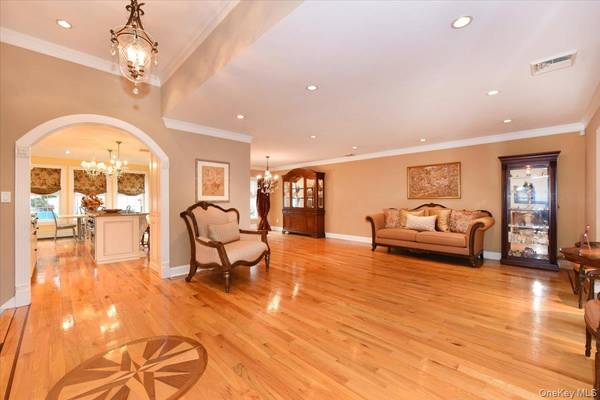 32 Lark DR, Woodbury, NY 11797
