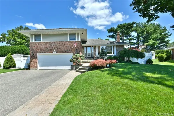 32 Lark DR, Woodbury, NY 11797