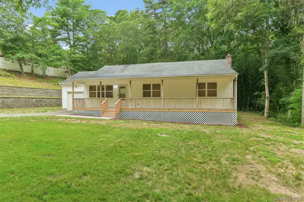 22 Red Maple RD, Ridge, NY 11961