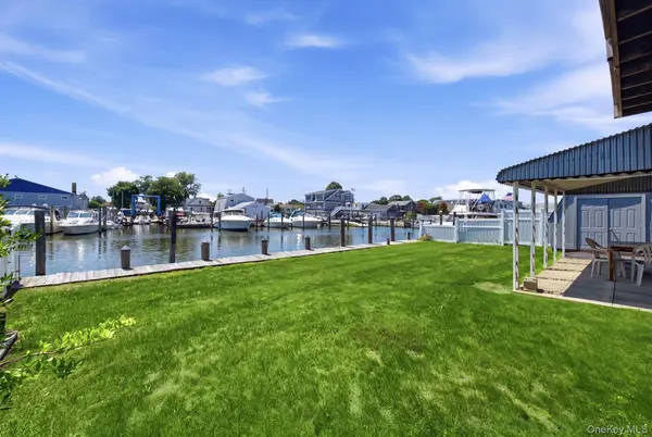 212 Shore RD, Lindenhurst, NY 11757